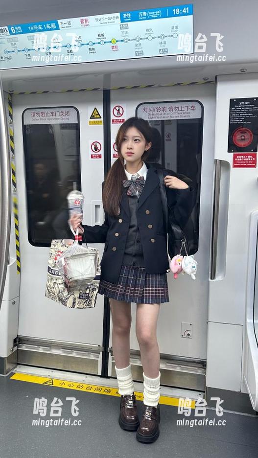 唉，下载hlw本来想要放松，结果进来一堆情绪劫持的花边新闻…