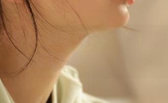 一边吃零食一边看视频，真是吃瓜天堂的理想状态！